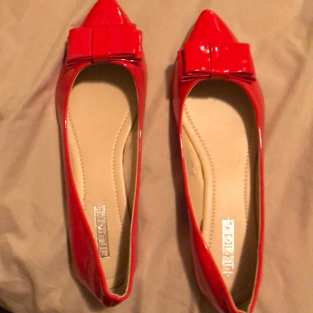 UK size 39 shoes (I think this is an 8.5 or 9? Please check size chart).